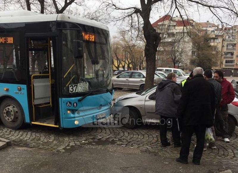 Пежо и автобус се удариха в Кючука, полиция отцепи платното СНИМКИ