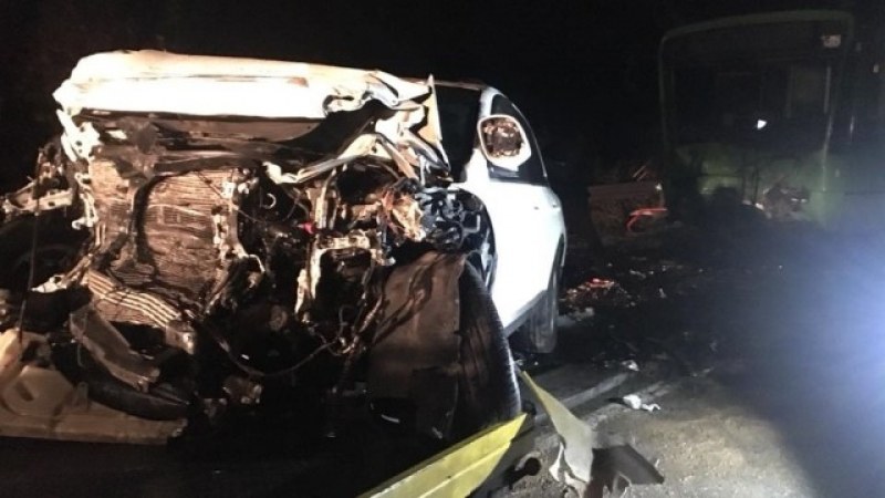 Тежка катастрофа между училищен автобус и джип взе живота на двама души