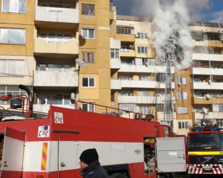 Абсурд: Изгорял и необитаем блок се сдоби със сметка за ток... от ЧЕЗ ВИДЕО
