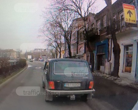 Безумие по пловдивските улици! Мъж се опитва да предизвика ПТП, гневен, че не го пускат ВИДЕО