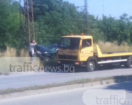 Кола се заби в стълб край Пловдив, мъж е в болница