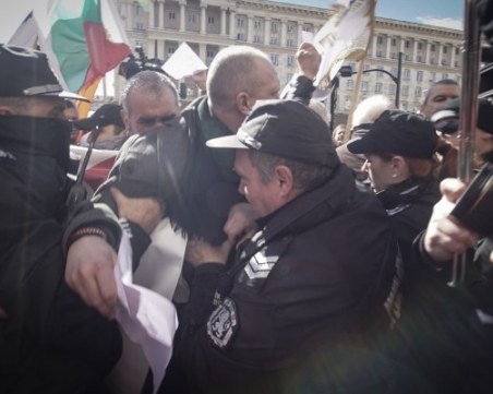 Млада полицайка пострада по време на протеста пред Министерския съвет