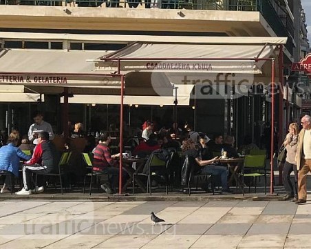 Пролет! 17 градуса в Пловдив, кафетата се пукат по шевовете СНИМКИ