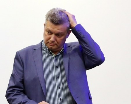 Шефът на съдиите хвърли оставка, Боби я прие