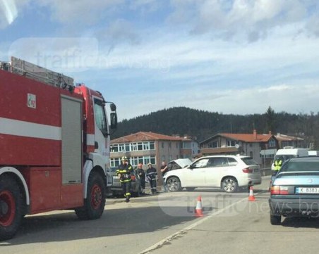 Тежка катастрофа - Х5-ца и VW се удариха челно СНИМКИ