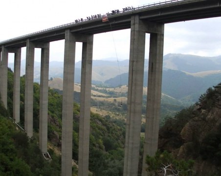 Труп лежи под моста на Клисура! Раницата му е завързана за съоръжението