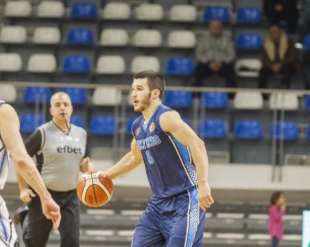 Академик Бултекс 99 без двама днес, смениха часа на мача с Ямбол