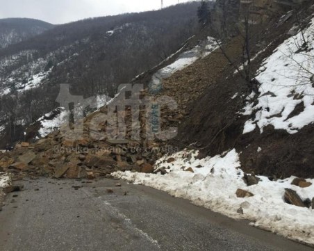 Два пътя в Смолянско остават затворени заради свлачища