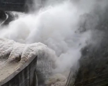 Евакуират жителите на две села заради опасен язовир