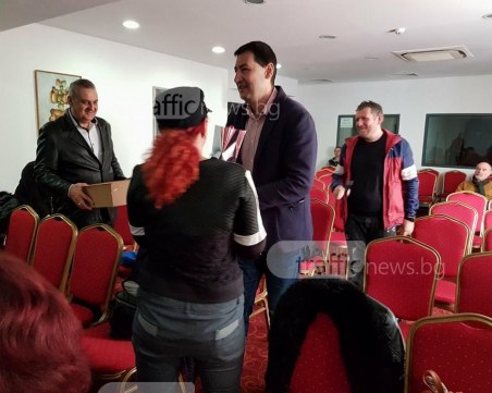 Иван Тотев с празничен жест: Уважи дамите с лалета СНИМКИ