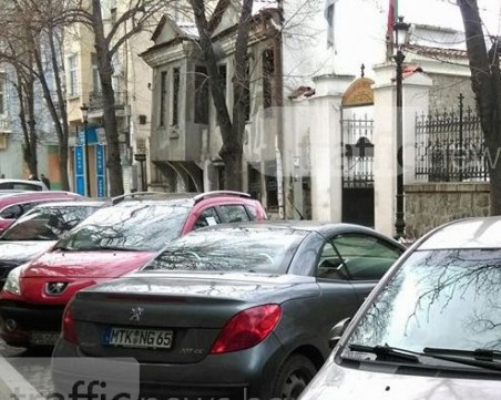 Как за една вечер глобиха десетки пловдивчани пред домовете им в центъра на града СНИМКИ