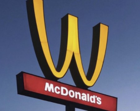 McDonald's смени логото си за ден, в чест на жените