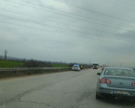 Моторист се вряза в камион край Пловдив