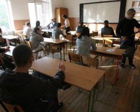 Наливат 64 милиона: Учителите ще взимат бонуси, учениците ще бъдат задържани в класната стая