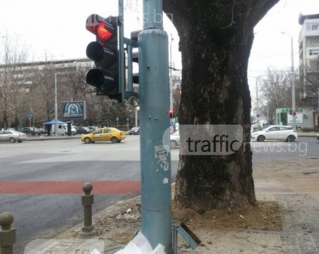 Опасен светофар в Пловдив! Кабели стърчат на главно кръстовище СНИМКИ