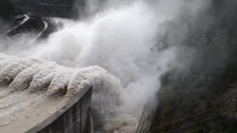 Евакуират жителите на две села заради опасен язовир