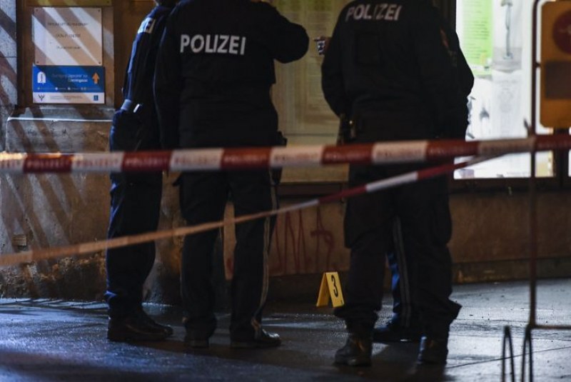 Мъж наръга с нож цяло семейство във Виена
