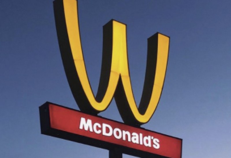 McDonald's смени логото си за ден, в чест на жените