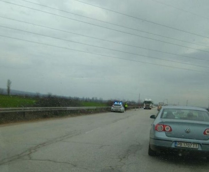 Моторист се вряза в камион край Пловдив