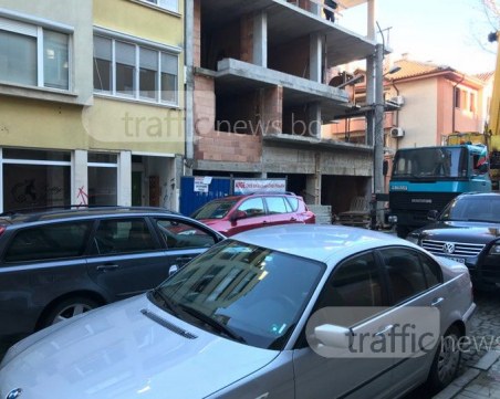 Блокада в Кършияка! Кран запуши улица, пловдивчани не могат да отидат на работа СНИМКИ