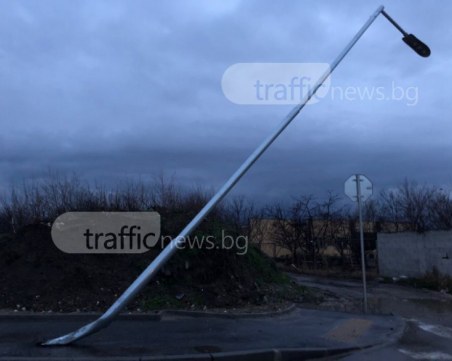 Електрически стълб злокобно се провисна над пешеходна пътека! Застрашава и шофьорите