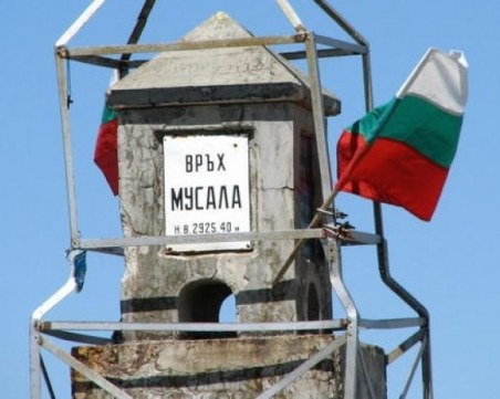 Качват жена в инвалидна количка на връх Мусала