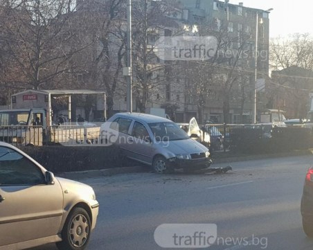 Шкода прелетя през мантинелата на надлез “Родопи“, заби се в камион СНИМКИ