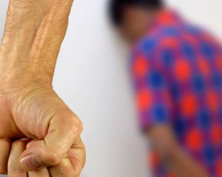 Мъж нападна 7-годишно дете пред блока му, за да му открадне таблета