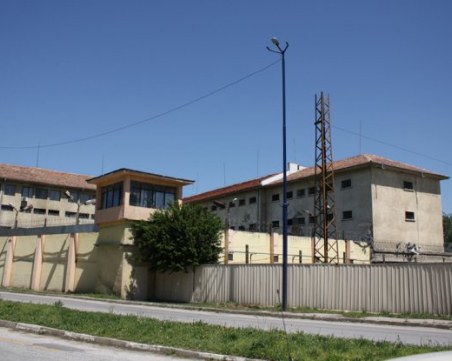 Надзирателите от затвора в Пазарджик спират работа, излизат на протест