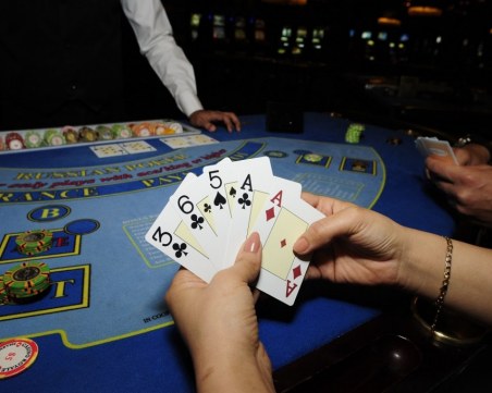 Подиграва ли се със съда укрилият се обвиняем по делото за 