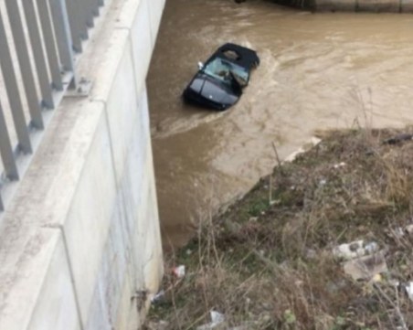 Тежка катастрофа! Кола падна в река, двама загинаха