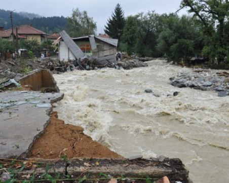 Трети ден издирват мъж завлечен от водите на река Дългоделска Огоста