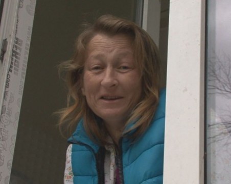 Жената, която роди насред площада в Баня, едвам свързва двата края СНИМКИ