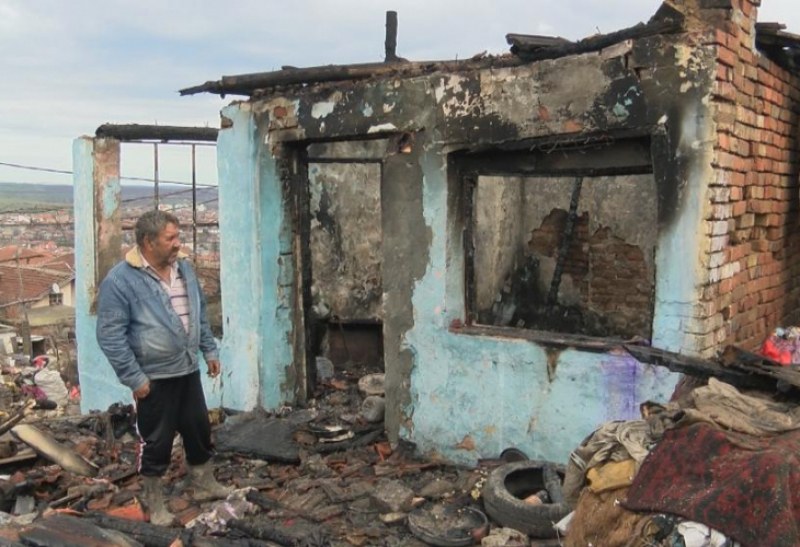 Дете е с 85% изгаряния след огнения ад в Средец! Ромите негодуват