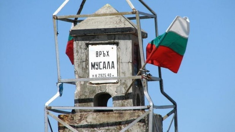 Качват жена в инвалидна количка на връх Мусала