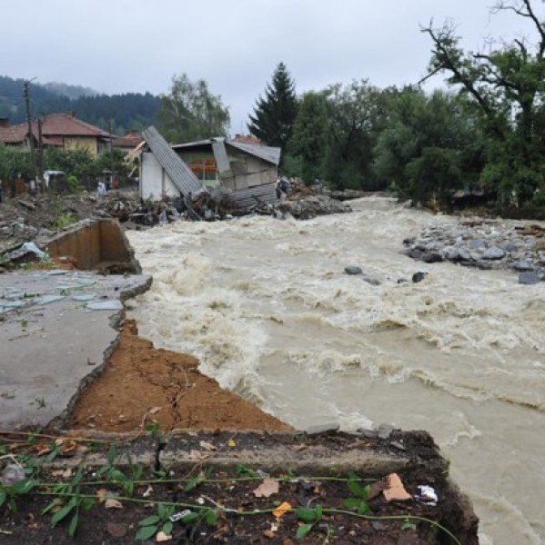 Трети ден издирват мъж завлечен от водите на река Дългоделска Огоста