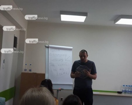 Експерт съветва пловдивчани: Шефът ви е гадняр? Ето как да му станете любимец