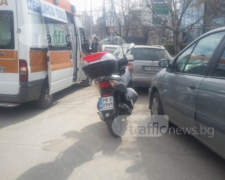 Моторист се натресе в джип в Кършияка, извикаха линейка СНИМКИ