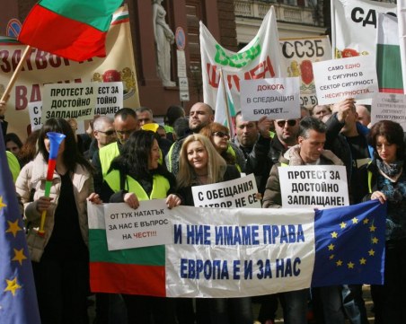 Надзиратели и съдебна охрана обсадиха Министерски съвет, не ги допуснаха СНИМКИ