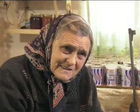 Въоръжена до зъби баба пази дома си и плаши крадците