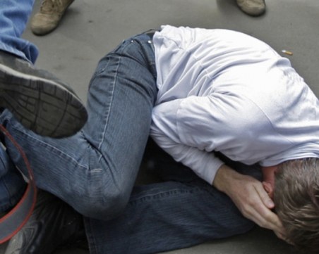 Безумна агресия: Трима младежи пребиха шофьор, защото спрял на пешеходна пътека