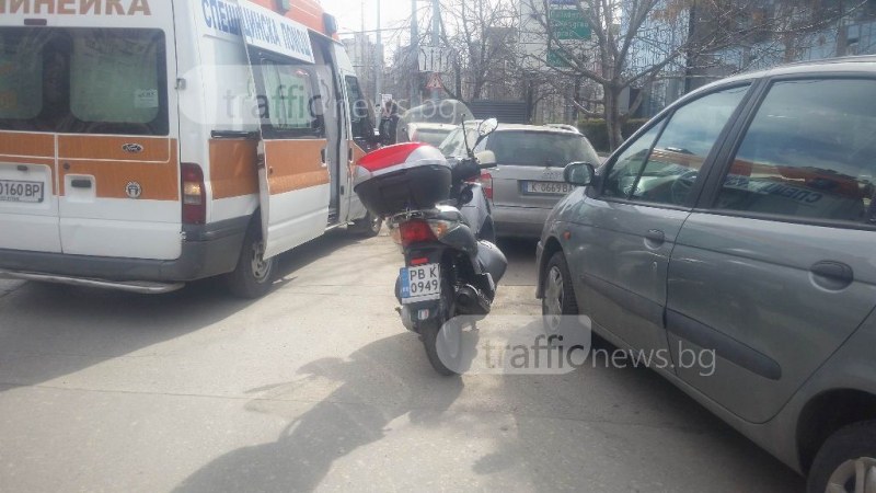 Моторист се натресе в джип в Кършияка, извикаха линейка СНИМКИ