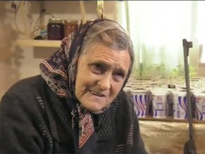 Въоръжена до зъби баба пази дома си и плаши крадците