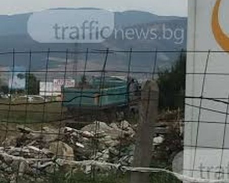 Акция край Пловдив: Спипаха камиони, хвърляли отпадъци до вододайната зона на Стрелча