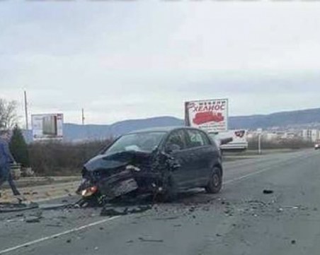 Автомобил е размазан до неузнаваемост след зверски сблъсък
