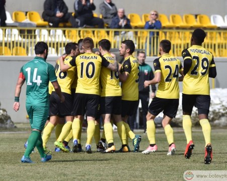 Ботев закърпи защитата за мача с Верея