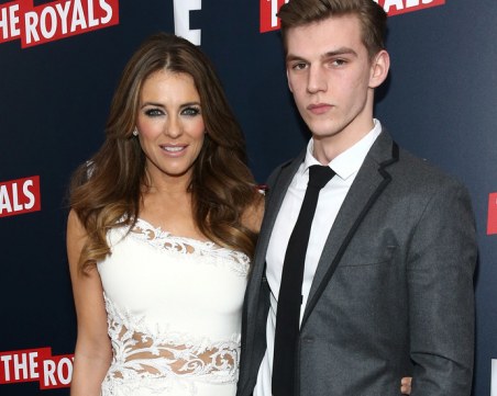 Намушкаха с нож племенника на Елизабет Хърли