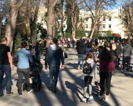 Слънце и 20 градуса извадиха цял Пловдив навън, опашки пред катерушките СНИМКИ