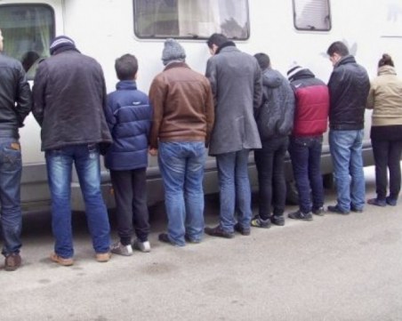 Задържаха четирима българи в Македония за трафик на мигранти
