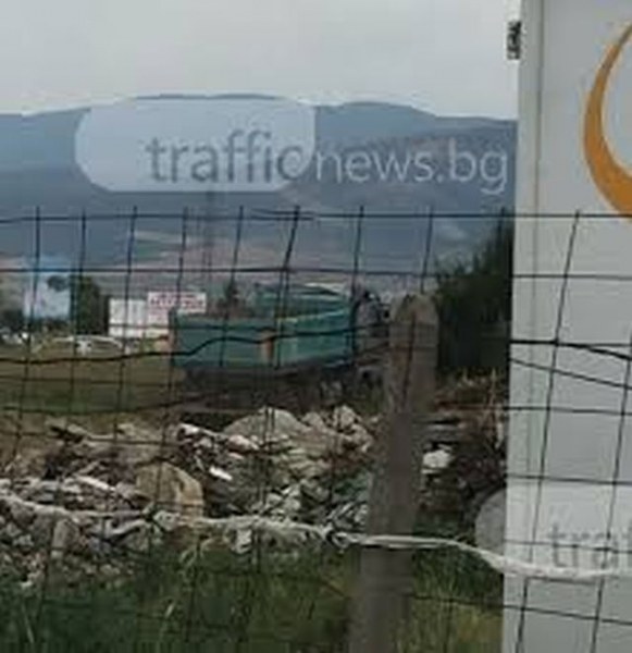 Акция край Пловдив: Спипаха камиони, хвърляли отпадъци до вододайната зона на Стрелча